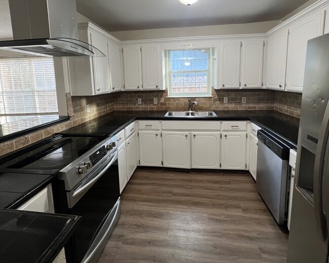 Building Photo - 1102 Dierks St