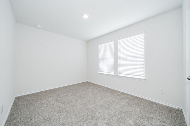 Building Photo - 2139 Thornton Dr