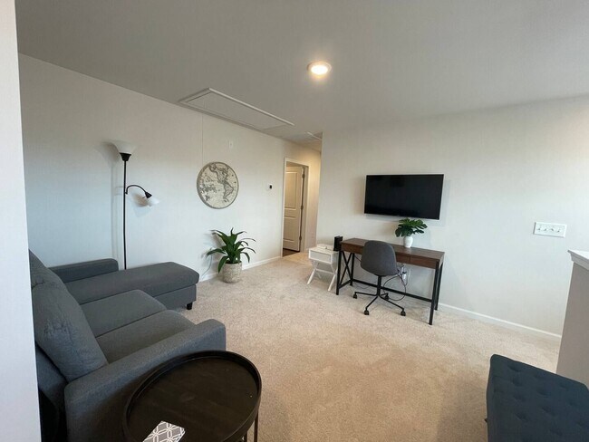 Building Photo - Furnished Townhome in Greer is Available