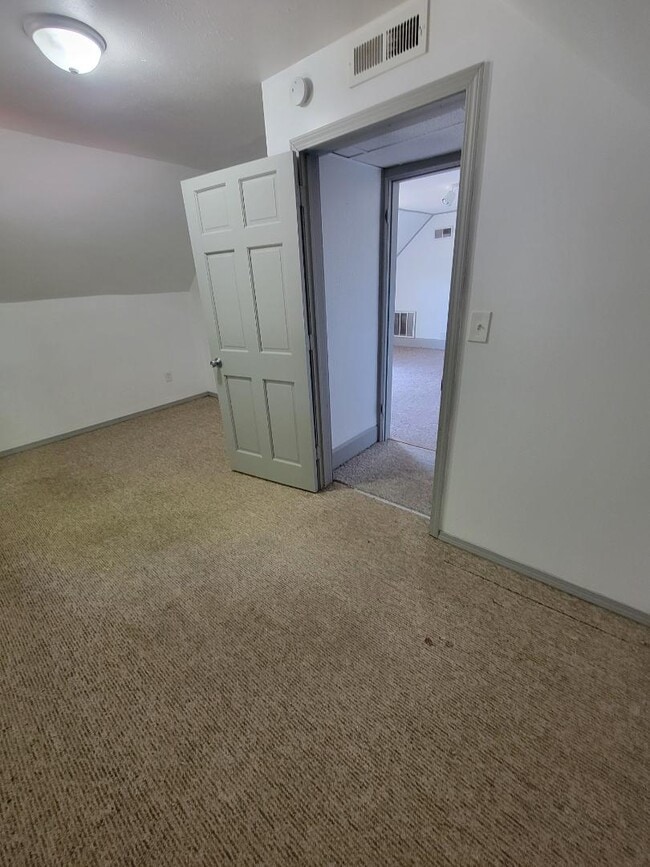 Building Photo - 1006 E 2nd St