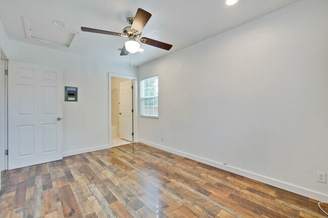 Building Photo - I Street