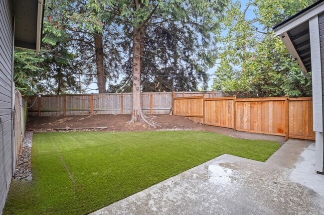 Building Photo - 2Bd/1.5Ba Kirkland Townhouse