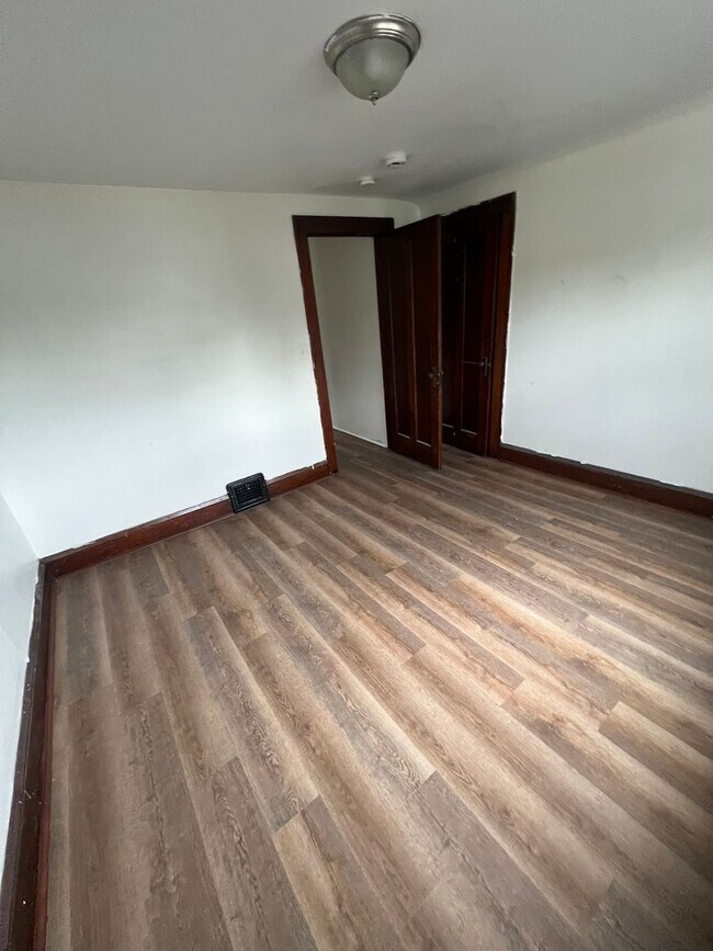 Building Photo - Charming 4-Bedroom Single-Family Home in C...