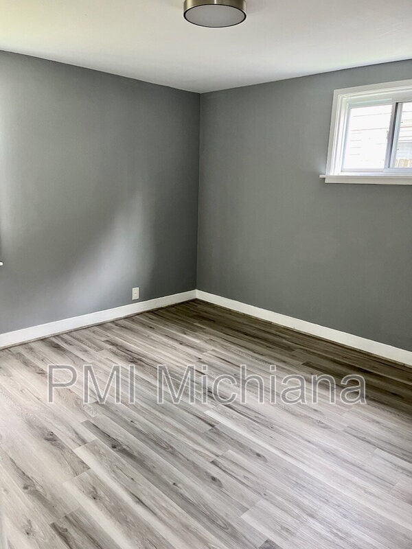 Building Photo - 1527 E Fox St