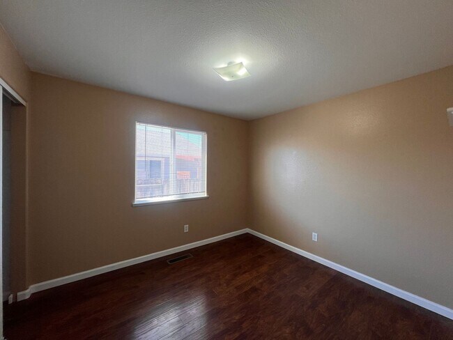 Building Photo - 221 Endeavor Ln