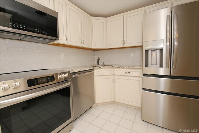 Building Photo - 230 W Broadway