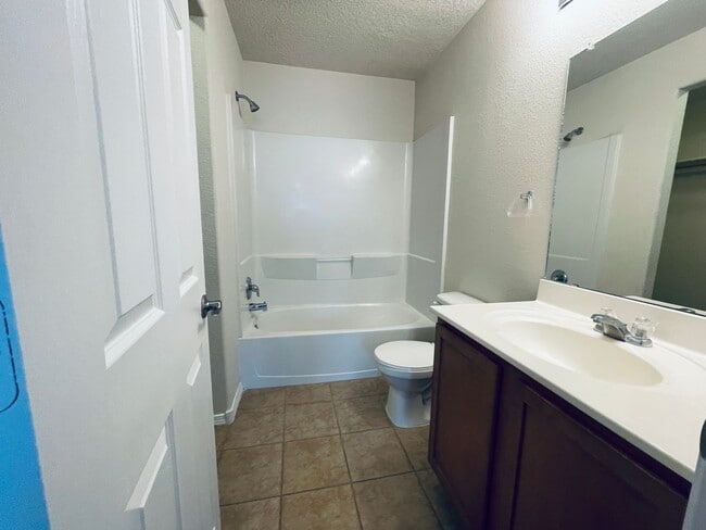 Building Photo - 3 bed 2 bath 1400 sq ft home