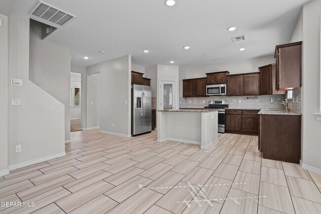 Building Photo - 585 Issa Circle