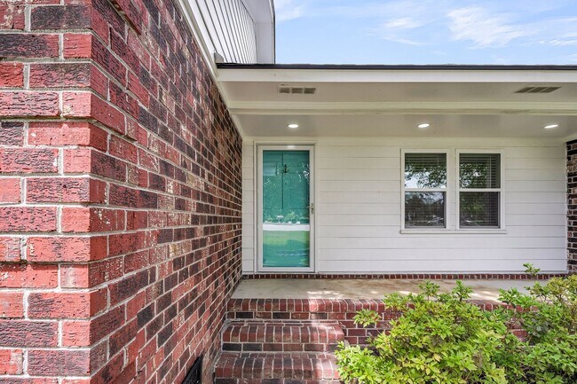 Building Photo - Comfortable Living with Modern Upgrades in Prime Goose Creek Location
