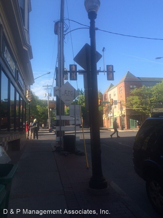 Building Photo - 337 S New St