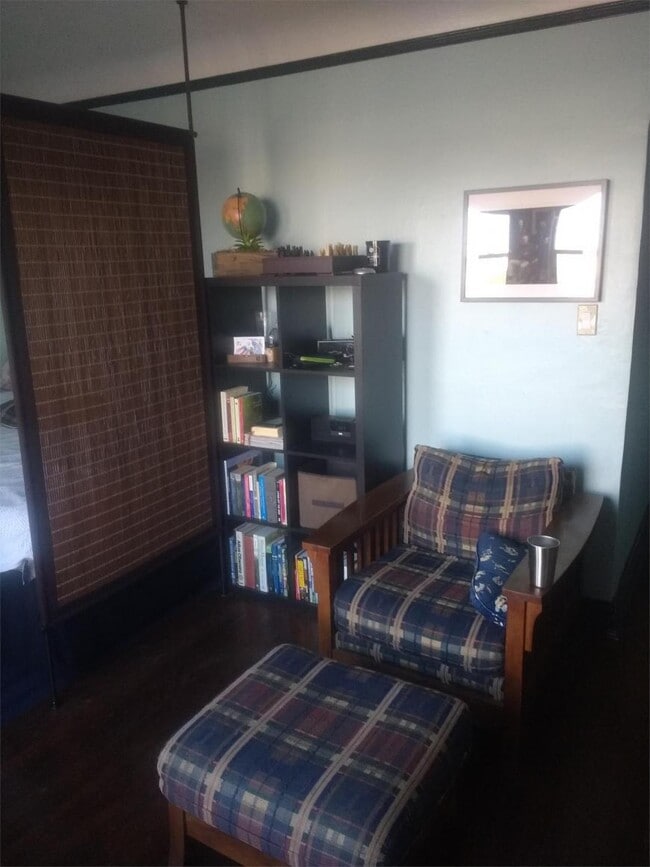 Building Photo - 0 bedroom in Seattle WA 98105