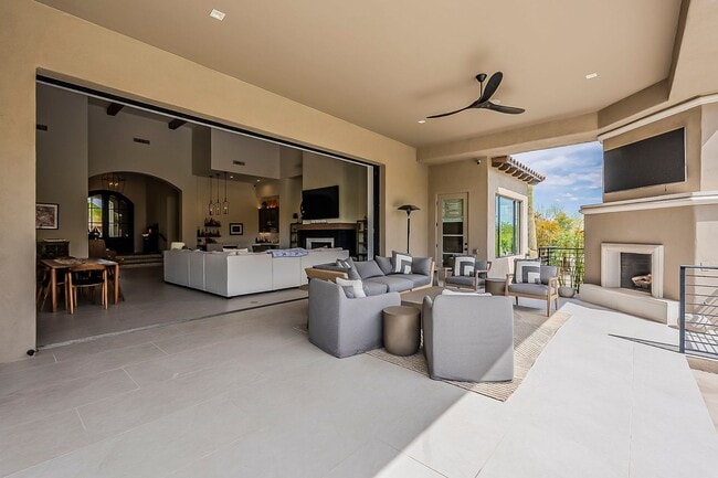 Building Photo - Luxury Home ready for January Move-in