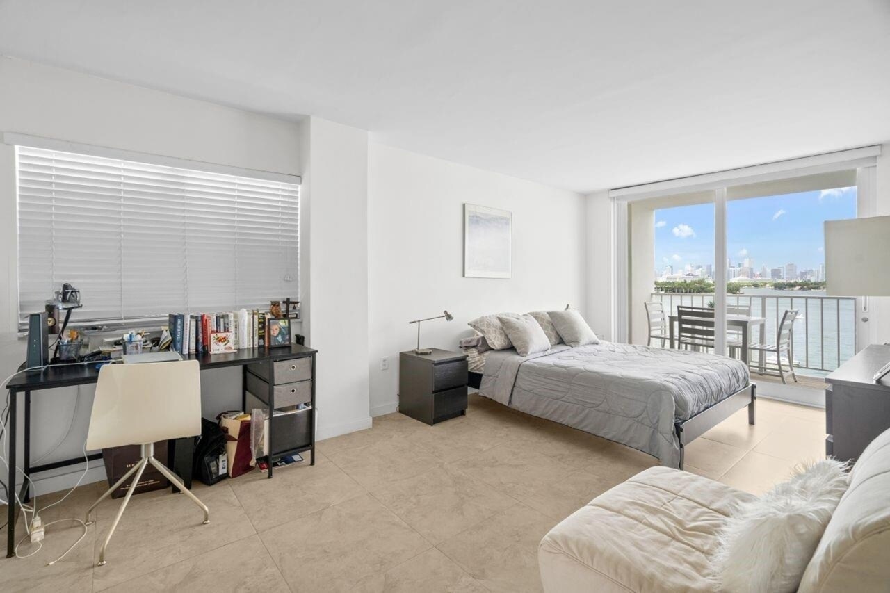 Building Photo - 1228 West Ave