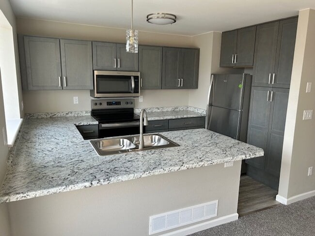 Building Photo - Like New Townhome in Great Aurora Community