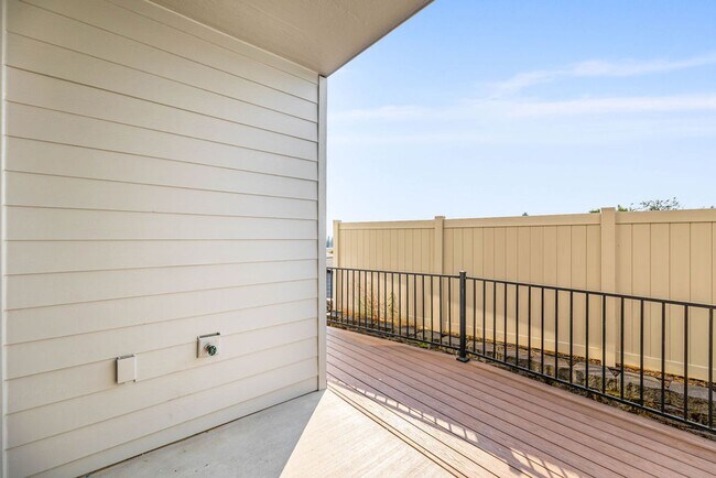 Building Photo - Beautiful Gated Fisher’s Landing Townhome with 4 Bedrooms, Gas Fireplace & Central AC
