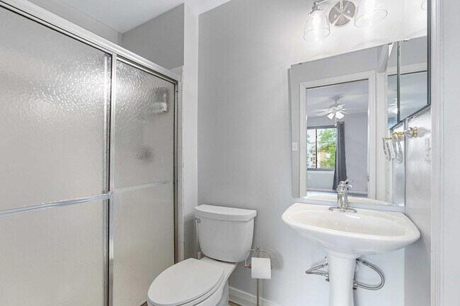 Building Photo - Charming Top Floor Condo with Pool View!!