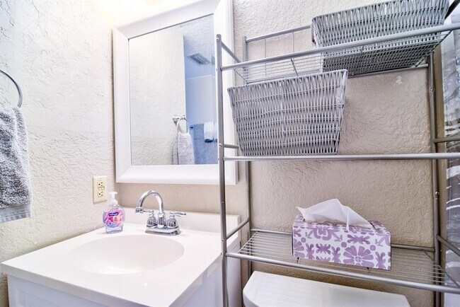 Building Photo - 900 Cove Cay Dr