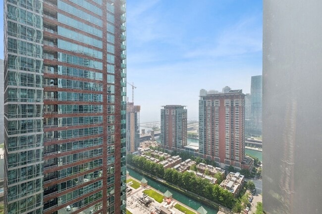 Building Photo - 512 N McClurg Ct
