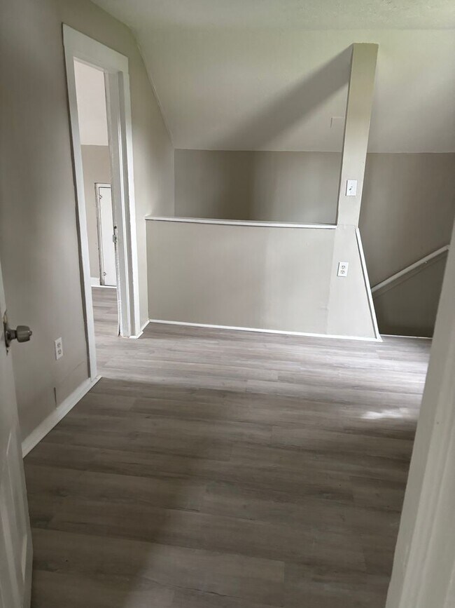 Building Photo - Section 8 Accepted! Spacious newly renovat...