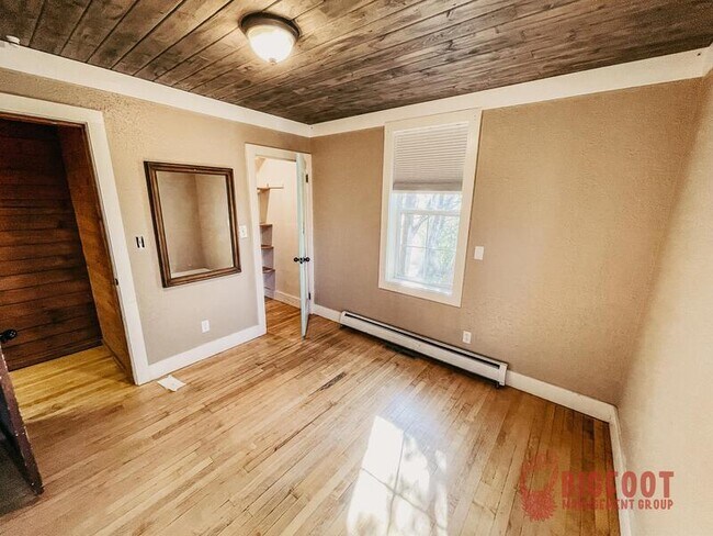 Building Photo - 4015 Green Meadow Dr