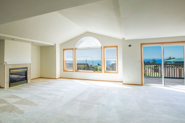 Building Photo - Lovely Mid-Island Home Available August 19th!