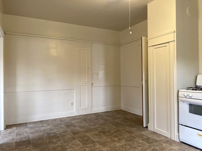 Building Photo - Available Now! Charming 3-bdrm./1.5-bath, ...
