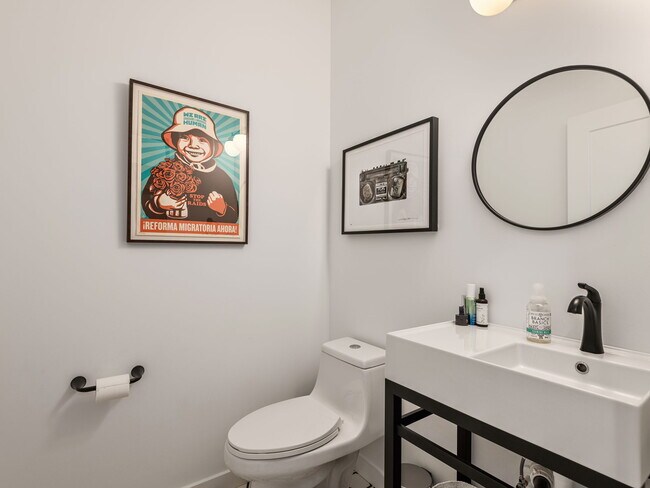 Building Photo - Creek Side *Unfurnished