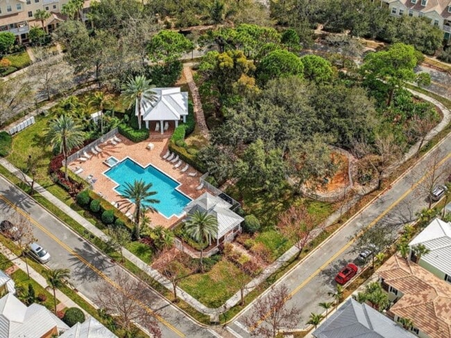 Building Photo - 203 E Thatch Palm Cir