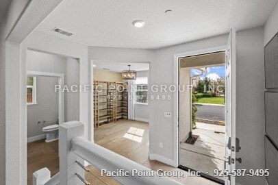 Building Photo - 285 Bear Creek Dr