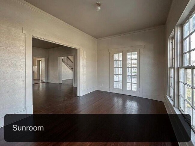 Building Photo - Spacious Prairie Style Home- 3 Bed, 1 Bath...