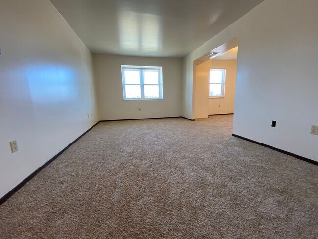 Building Photo - Spacious 2BR at Bellwood Manor! Great North Hills Location! Call Today!