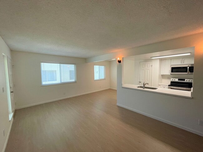 Building Photo - Remodeled 2+1 Townhome in Villa Ventura