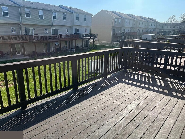 Back yard with deck - 4148 Strawbridge Ct