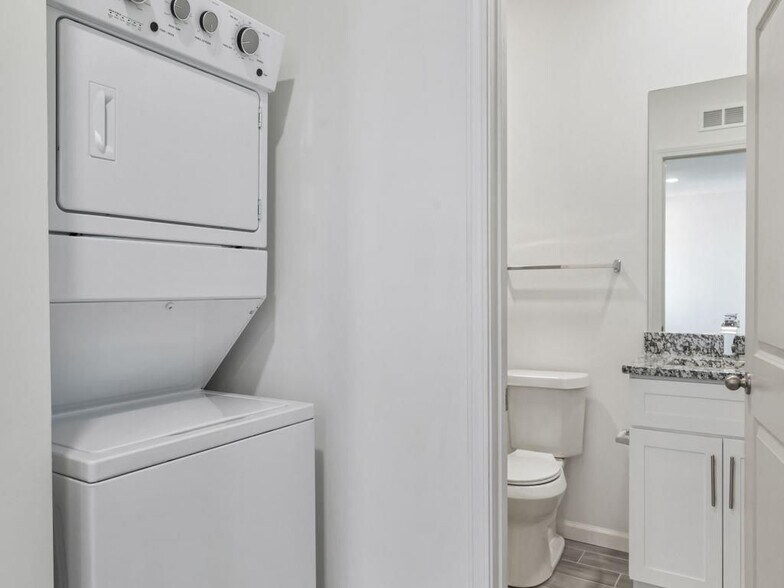 Building Photo - 1060 Grant Way SE