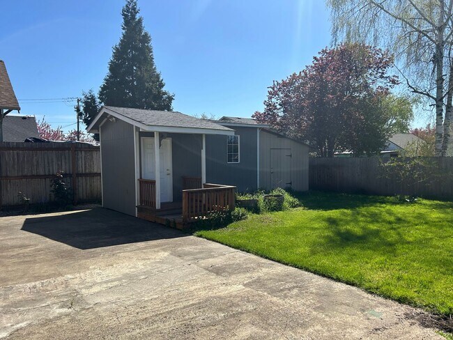 Building Photo - Quaint 3 Bedroom, 1 Bath Home in NW McMinnville