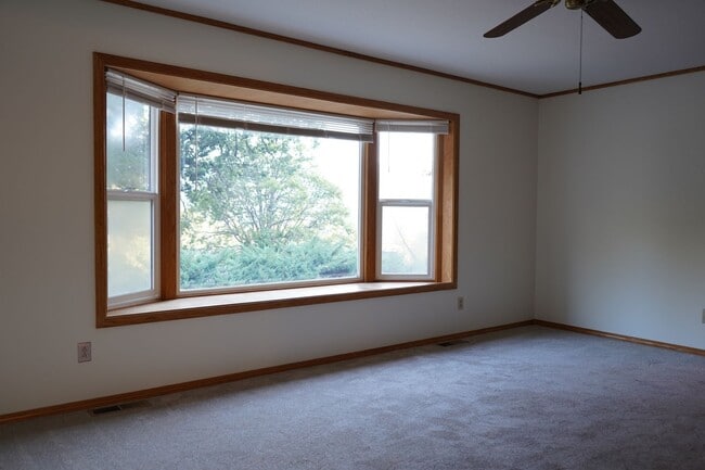 Building Photo - 3 bed 2 bath Single Family Home for Rent in Grants Pass