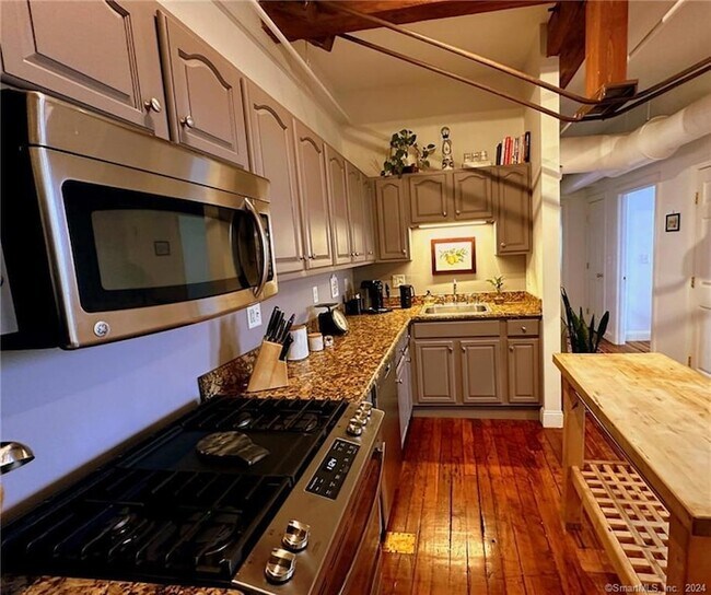 Building Photo - 145 Canal St E