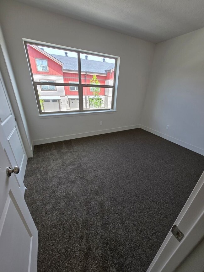Building Photo - 208 Pine St