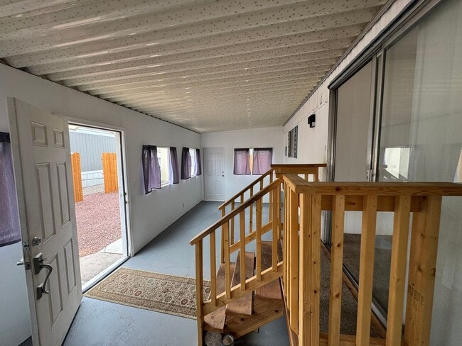 Building Photo - 1 BR 1Ba with enclosed Porch/Patio, fenced yard, RV Parking