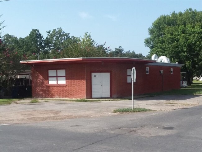 Primary Photo - 701 E 6th St
