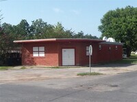 Building Photo - 701 E 6th St