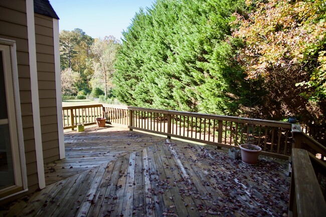 Building Photo - Dunwoody Living at Its Best – Spacious 4BR...