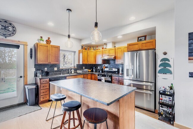 Building Photo - Furnished townhome w/ 2-car garage, backyard & EV charging