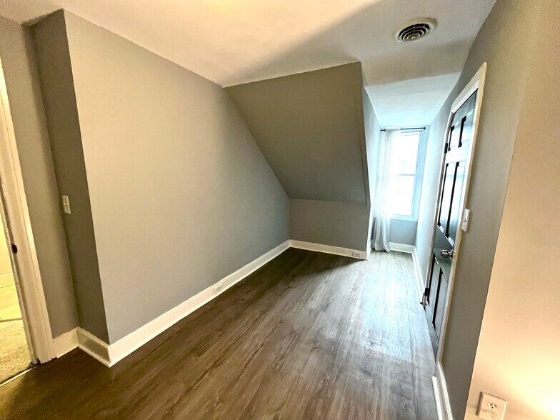 Building Photo - 448 N Queen St