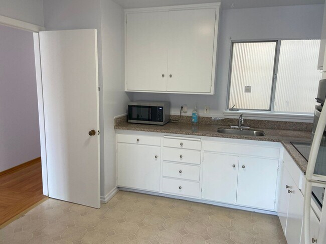 Building Photo - 1st Floor 2Bd / 1Ba  Flat With Garage Parking