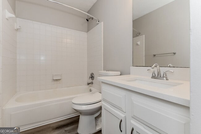 Building Photo - 2092 Wedgewood Dr