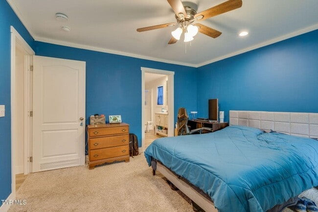 Building Photo - Very nice home located less than 5 minutes...