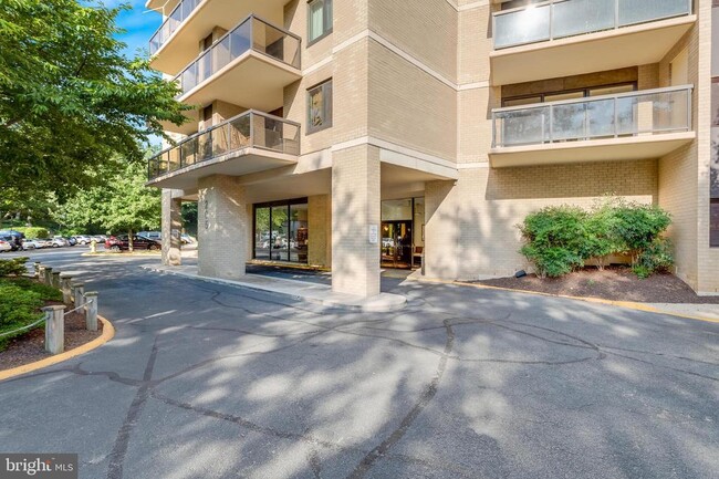 Building Photo - 307 Yoakum Pkwy