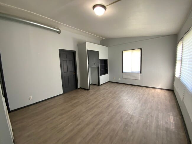 Building Photo - 411 N Beard St
