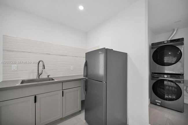 Building Photo - 570 NW 48th St